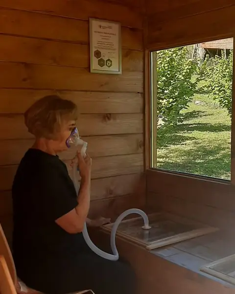 Gošća tijekom api inhalacije u drvenoj kućici uz pčelinjak