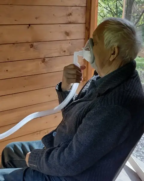 Gost udiše zrak iz košnica tijekom api inhalacije